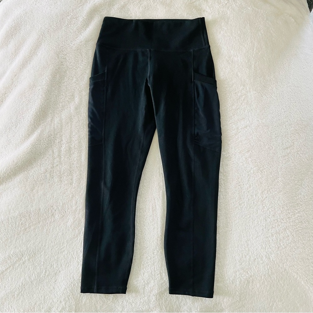 Fabletics Powerhold Capri Leggings with Mesh Pockets - Size XS.